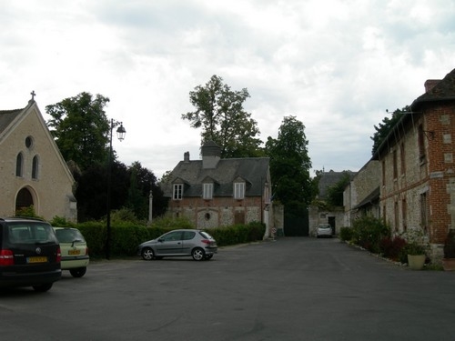 Place de l'eglise sans fils1 - La Croix-Saint-Leufroy