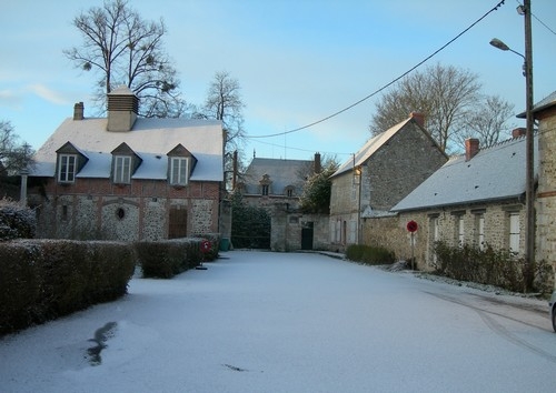 Place eglise avec fils - La Croix-Saint-Leufroy