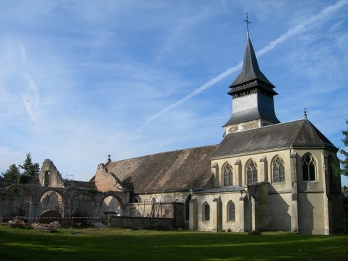 Eglise vue du parc de l'abbatiale - La Croix-Saint-Leufroy