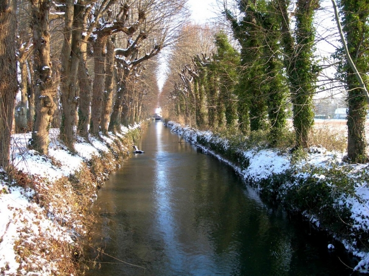 La Croix-Saint-Leufroy riviere qui rejoint le chateau au lavoir