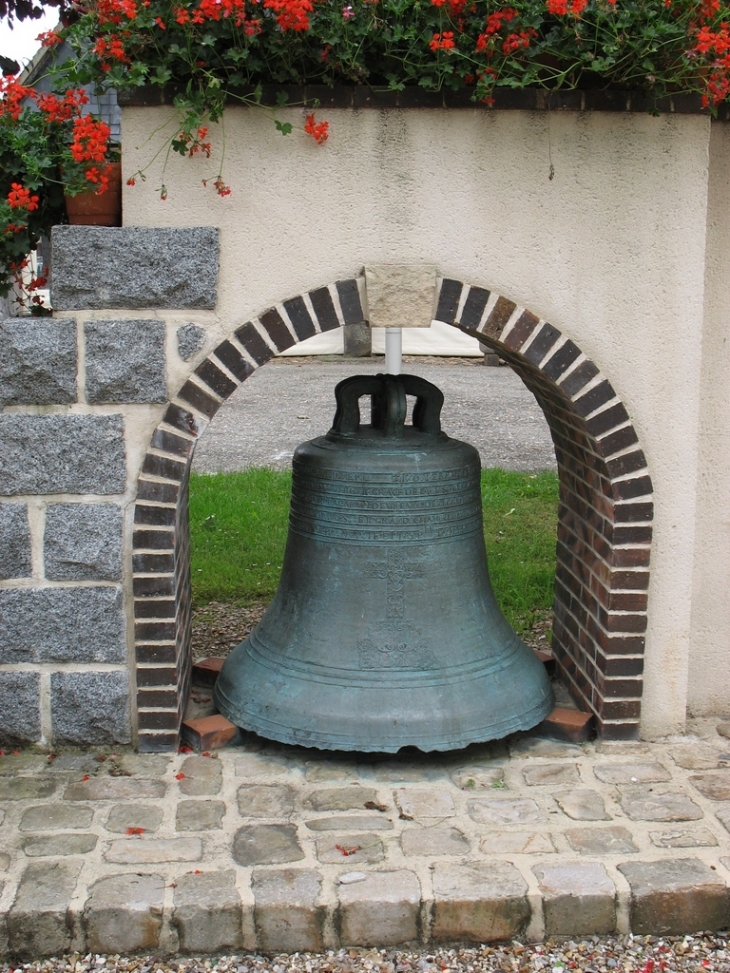 Cloche brisée de 1703 - La Ferrière-sur-Risle