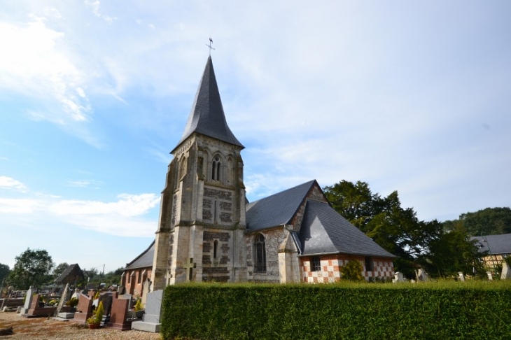 Eglise Saint Léger du XIIIè au XVIIè. La facade principale est ouverte d'une baie en arc brisé. - La Haye-Aubrée