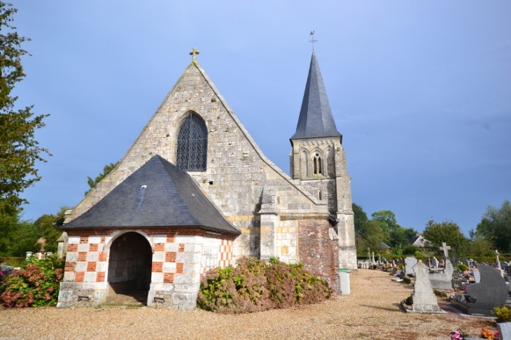 L'église. Le porche date du XVIIè siècle et est en damier de brique et de pierre. - La Haye-Aubrée