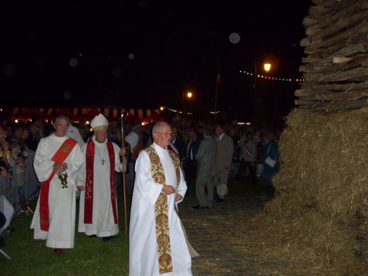 Mgr l'évêque d'Evreux   avant allumage de la pyramide - La Haye-de-Routot