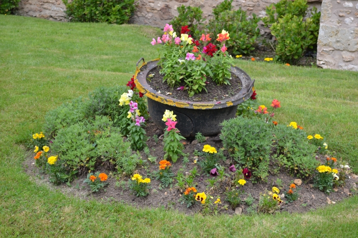 Beau par terre de fleurs devant l'église  - La Heunière