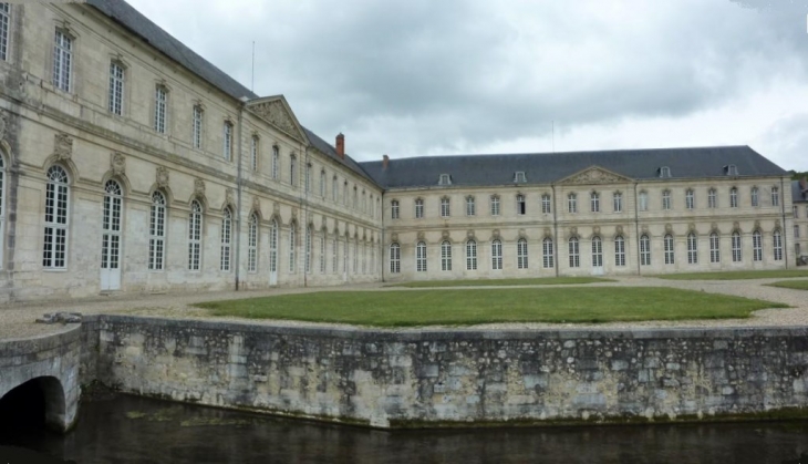 Batiment central côté parc - Le Bec-Hellouin