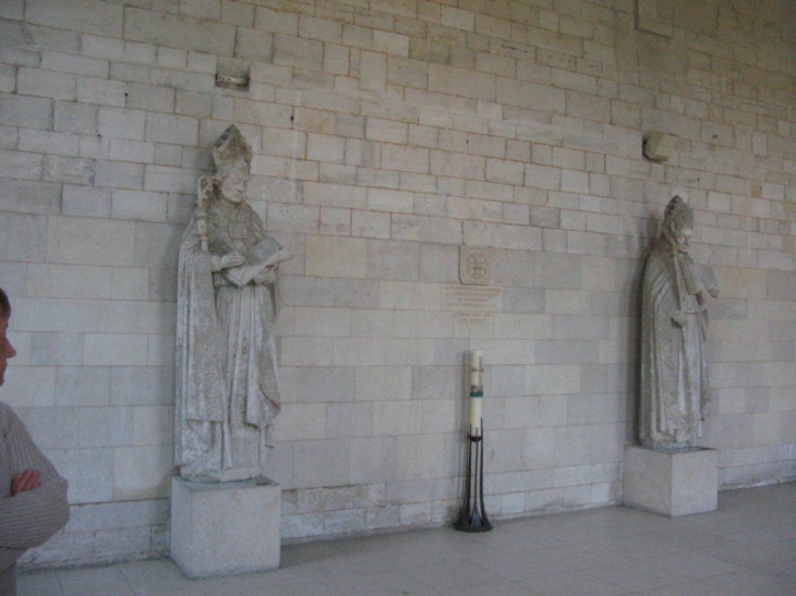 Statues et croix anglicane - Le Bec-Hellouin