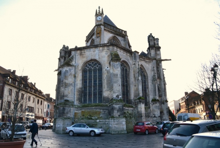 L'église Saint-Pierre-Saint-Paul classée au titre des monuments historiques le 6 août 1938. - Le Neubourg