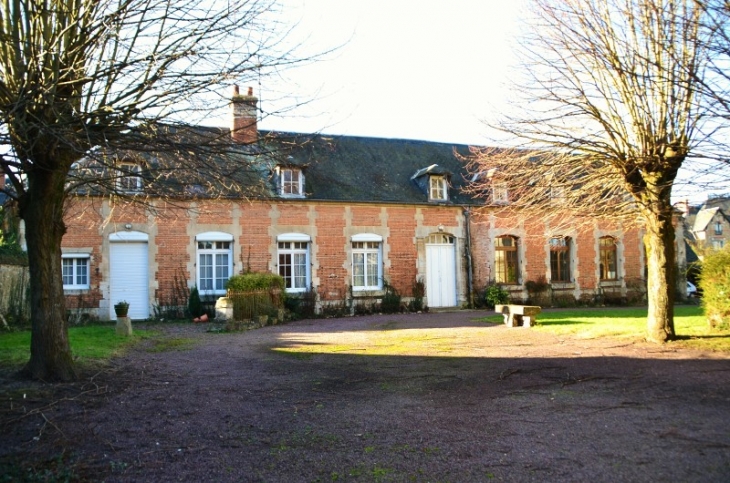 Le presbytère Saint Jean côté cour situé à proximité de l'ancienne abbatiale Saint Jean. - Le Neubourg