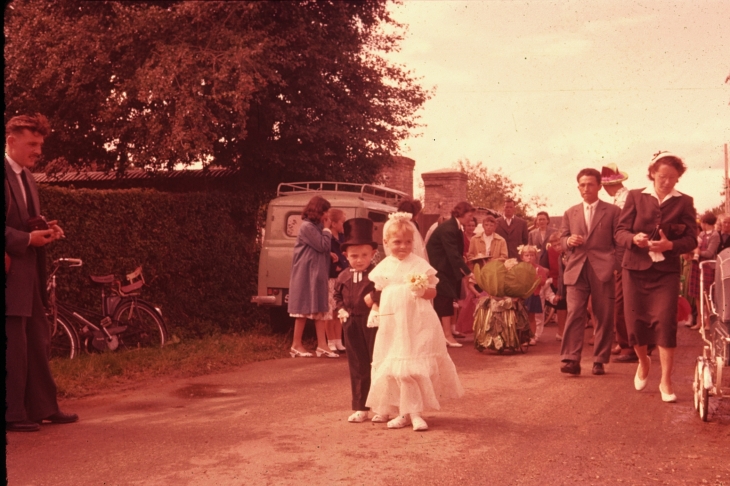 Didier et Chantal LEFEVRE en Mariée Rue de l'Ecole pour la Fête de la Moisson - Le Tilleul-Othon