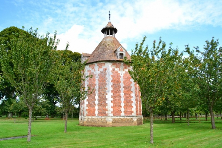 Le colombier du château. - Le Troncq