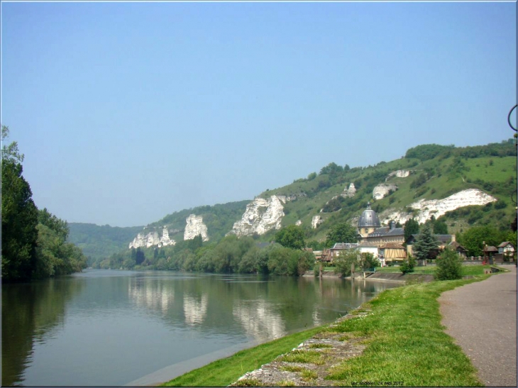 Coteaux calcaires le long du quai Grimoult. - Les Andelys