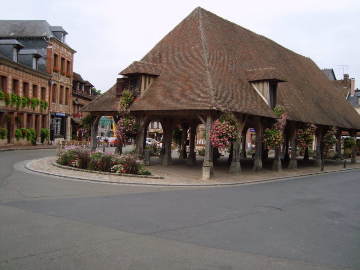 Sur la place centrale, le marché couvert - Lyons-la-Forêt