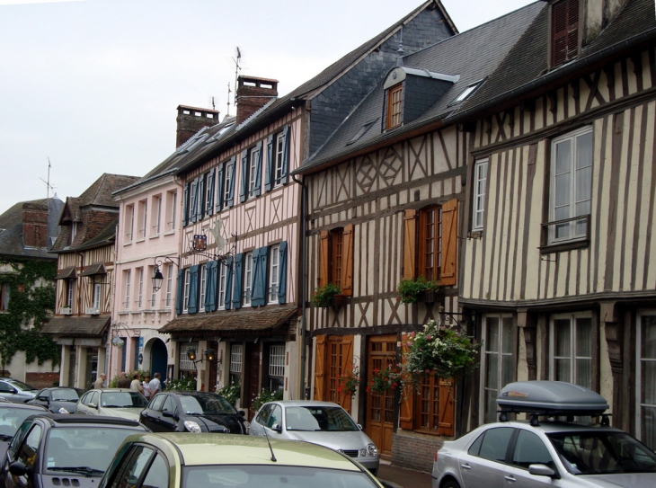 ... ou de briques roses datent du 18ème siècle - Lyons-la-Forêt