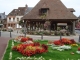 Photo suivante de Lyons-la-Forêt La halle, bordée de fleurs et de belles maisons