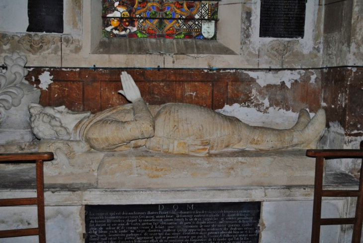 Dans l'église Saint-Christophe, se trouve le gisant en marbre blanc de Guy d'Aché, seigneur de Marbeuf( 1608). 