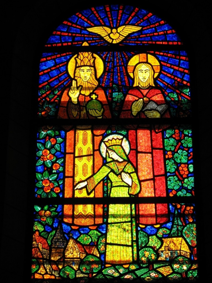 Vitrail de Décorchemont : La Trinité et la Vierge qui étend la main sur l'église - Menneval