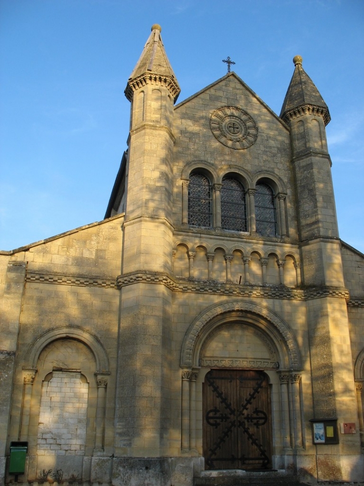 Façade de l'église Saint-Hilaire - Muids