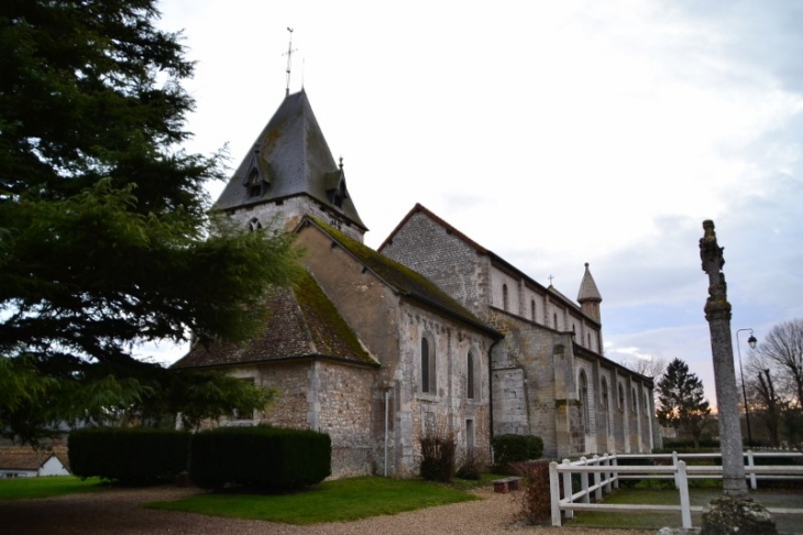 L'église Saint Hilaire dont le choeur date du XIIè, le clocher du XIIIè et la nef de 1862. L'architecte en est SIMON et le peintre verrier François DECORCHEMONT. - Muids