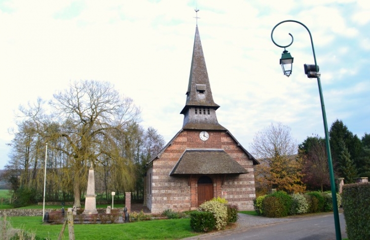 L'église Sainte Geneviève. Des éléments du XVI ème siècle subsistent : La porte de la façade occidentale et le soubassement des murs de la nef et du choeur. - Perruel