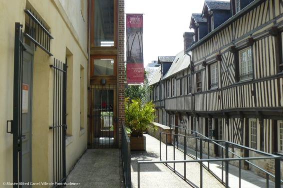 L'entrée principale du musée se trouve dans la venelle et est accessible pour les personnes à mobilité réduite. - Pont-Audemer