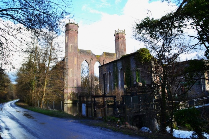 Les ruines de la filature dite Levavasseur suite à son incendie en 1874. - Pont-Saint-Pierre