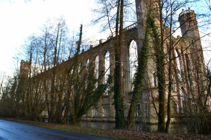 L'ancienne filature dite Levavasseur. Cette usine de style néo gothique anglais mesure 96 mètres de long pour 26 mètres de large. - Pont-Saint-Pierre