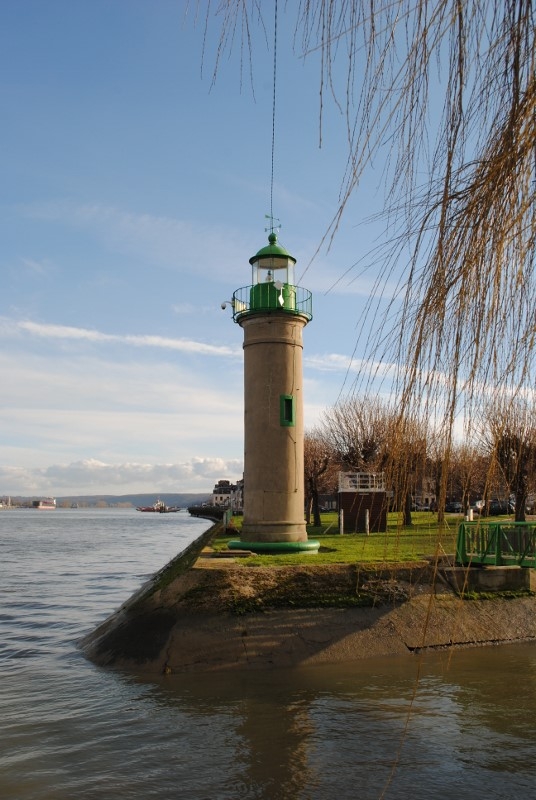 Le phare a été construit en 1824. Le feu de Quillebeuf est sur une tourelle en brique avec une lanterne verte à feu scintillant. Il signale une courbure de la Seine et se trouve toujours en service contrairement au phare de la Roque. - Quillebeuf-sur-Seine