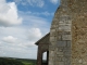 Photo suivante de Reuilly Porche de l'église face à la vallée verdoyante