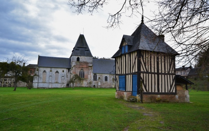 L'ancien prieuré. Les éléments protégés MH sont notamment l'église, le colombier et l'enclos. - Saint-Philbert-sur-Risle