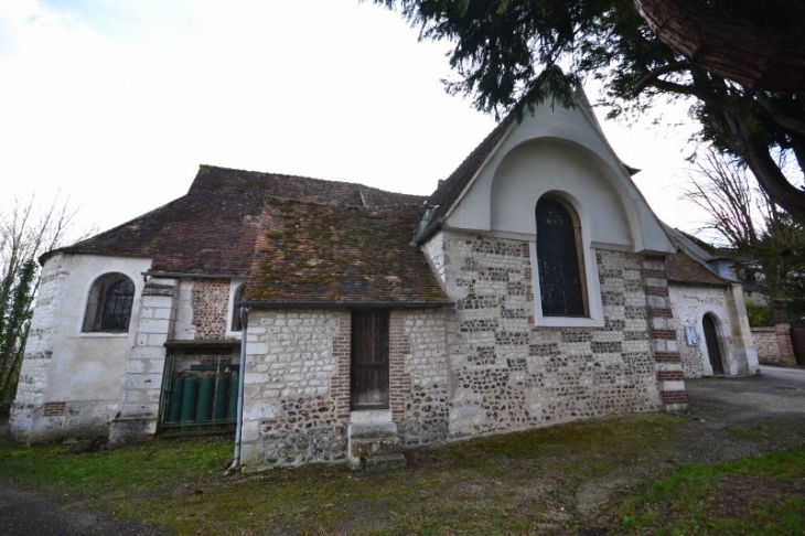 L'église paroissiale Saint Pierre. Dans les éléments remarquables figure l'abside. En 1887, l'architecte CORNU entreprend la réfection de la façade ouest. - Saint-Pierre-du-Vauvray