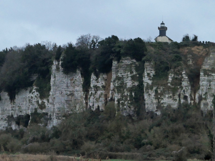 Vue le phare en haut de la falaise - Saint-Samson-de-la-Roque