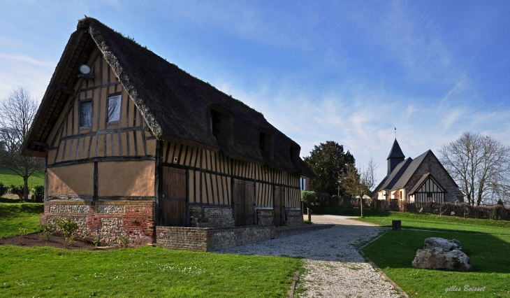 Saint Sulpice de Grimbouville, chaumière normande et l'église St Sulpice. - Saint-Sulpice-de-Grimbouville