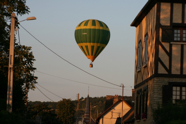 Montgolfière au dessus de la rue de Boncourt - Vaux-sur-Eure