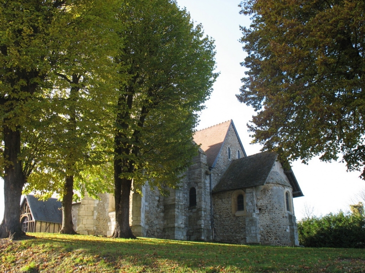 Chevet de l'église dans son écrin de verdure - Venables