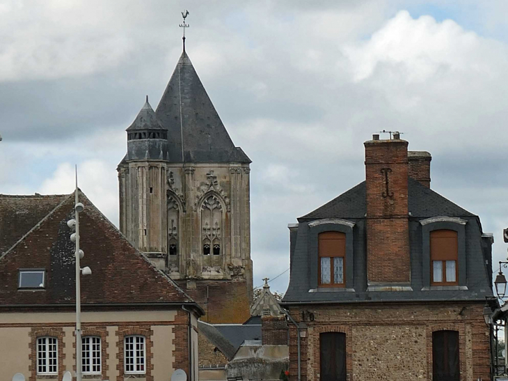 Vue sur les toits et le clocher de l'église Saint Jean - Verneuil-sur-Avre