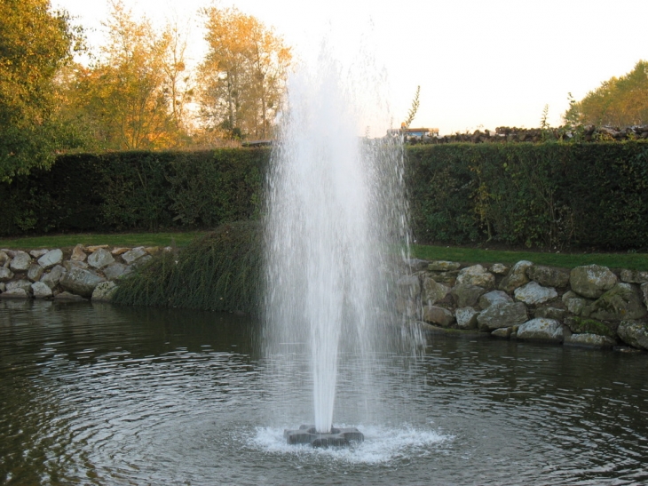 Jet d'eau dans la mare devant la Mairie - Vironvay