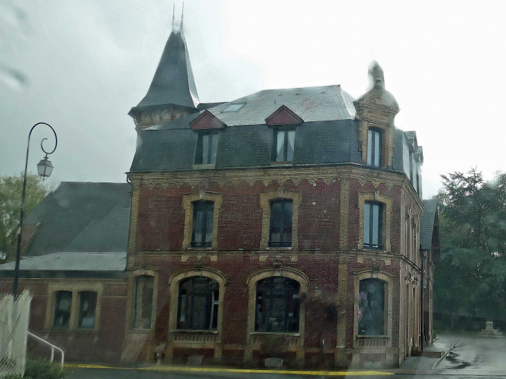 Le manoir presbytéral...sous la pluie - Angerville-la-Martel