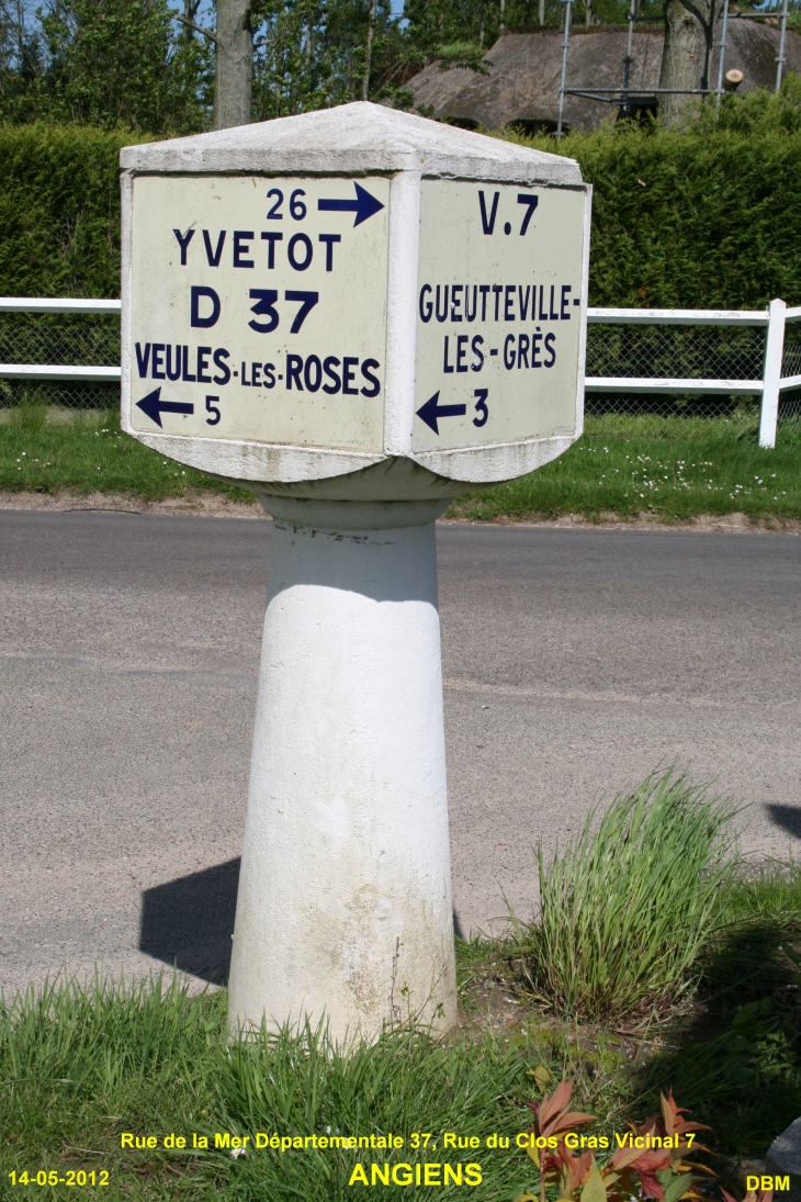 Borne indicatrice à l'intersection de la Rue de la Mer D37 et de la Rue du Clos Gras V7. - Angiens