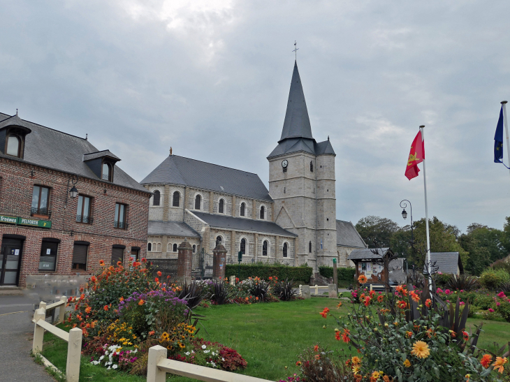 L'église dans le village - Angiens