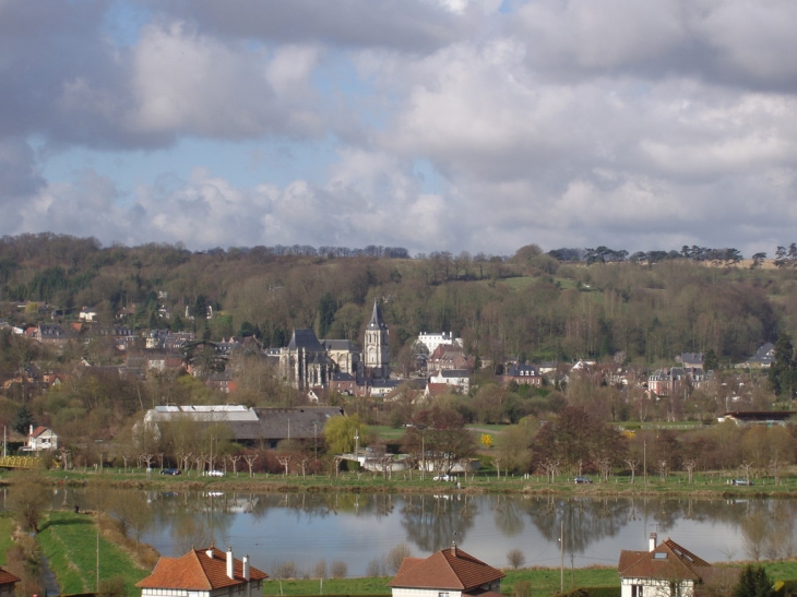 Église vue du chemin du cimetière des CAF - Arques-la-Bataille