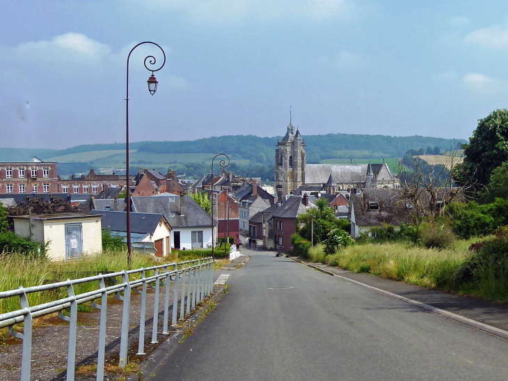 Le centre ville au pied du château - Aumale