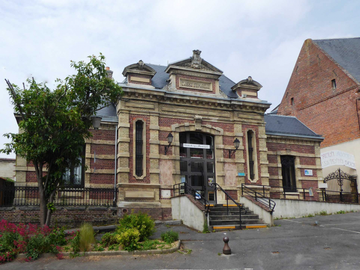 La Caisse d'Epargne près de la mairie - Aumale