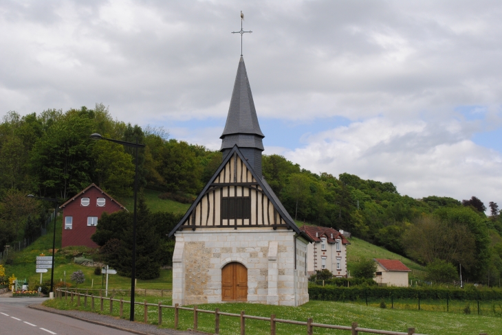 La chapelle Saint-Hélier ; Cette chapelle date du XVIème siècle. Il s'agit de l'ancienne chapelle du château seigneurial de Barentin détruit durant la guerre de cent ans. Elle est bâtie selon un assemblage en damier de pierre blanche et silex.  