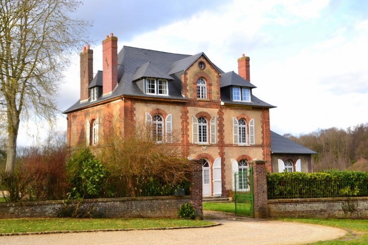 Maison d'enfance de Marcel Duchamp, peintre, plasticien, homme de lettres français, naturalisé américain en 1955. Il est né le 28 juillet 1887 à Blainville Crevon. Cette maison se trouve en face de la Collégiale paroissiale Saint Michel. - Blainville-Crevon