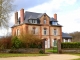 Photo suivante de Blainville-Crevon Maison d'enfance de Marcel Duchamp, peintre, plasticien, homme de lettres français, naturalisé américain en 1955. Il est né le 28 juillet 1887 à Blainville Crevon. Cette maison se trouve en face de la Collégiale paroissiale Saint Michel.