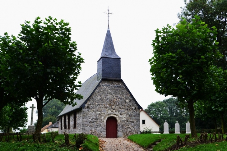 L'église paroissiale Saint Eloi au hameau d'Augeville . L'église a un clocher à flèche polygonale en ardoise au-dessus de la façade antérieure, elle-même percée d'un portail en plein cintre. - Bosc-le-Hard