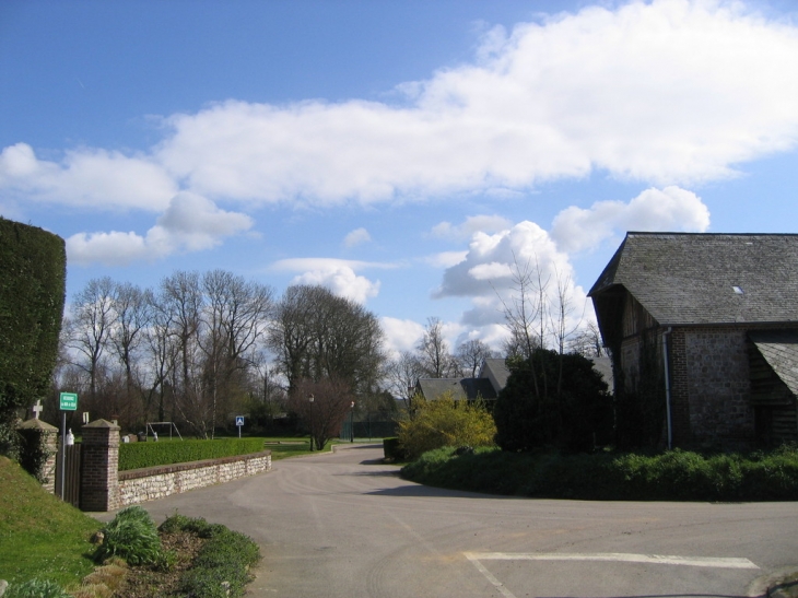 Place de l'église à Butot venesville - Butot-Vénesville