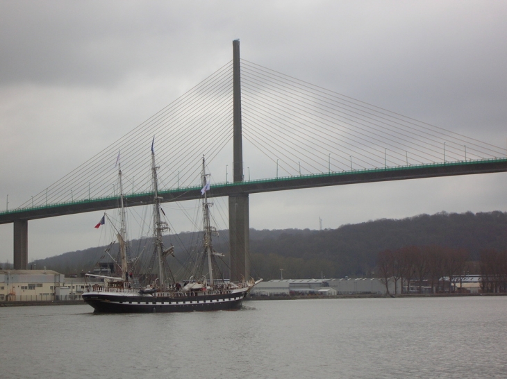 Le Belem et le pont de Brotone - Caudebec-en-Caux