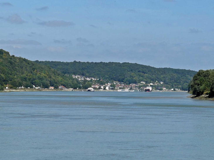 La commune au bord de la Seine vue de Villequier - Caudebec-en-Caux